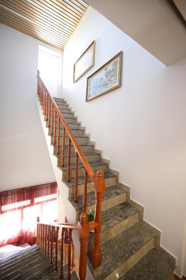 Ulcas Guest Huse Acomodação com café da manhã Vlorë Exterior foto