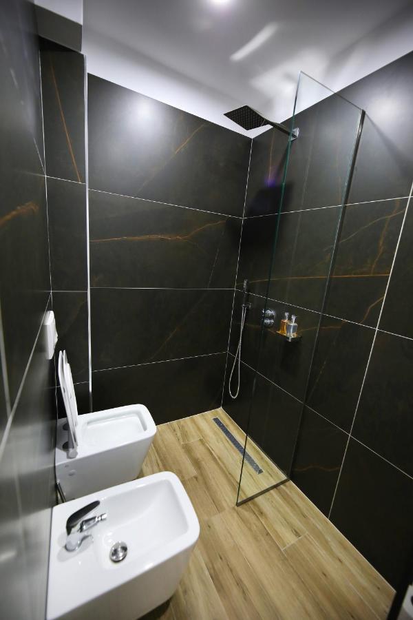 Ulcas Guest Huse Acomodação com café da manhã Vlorë Exterior foto